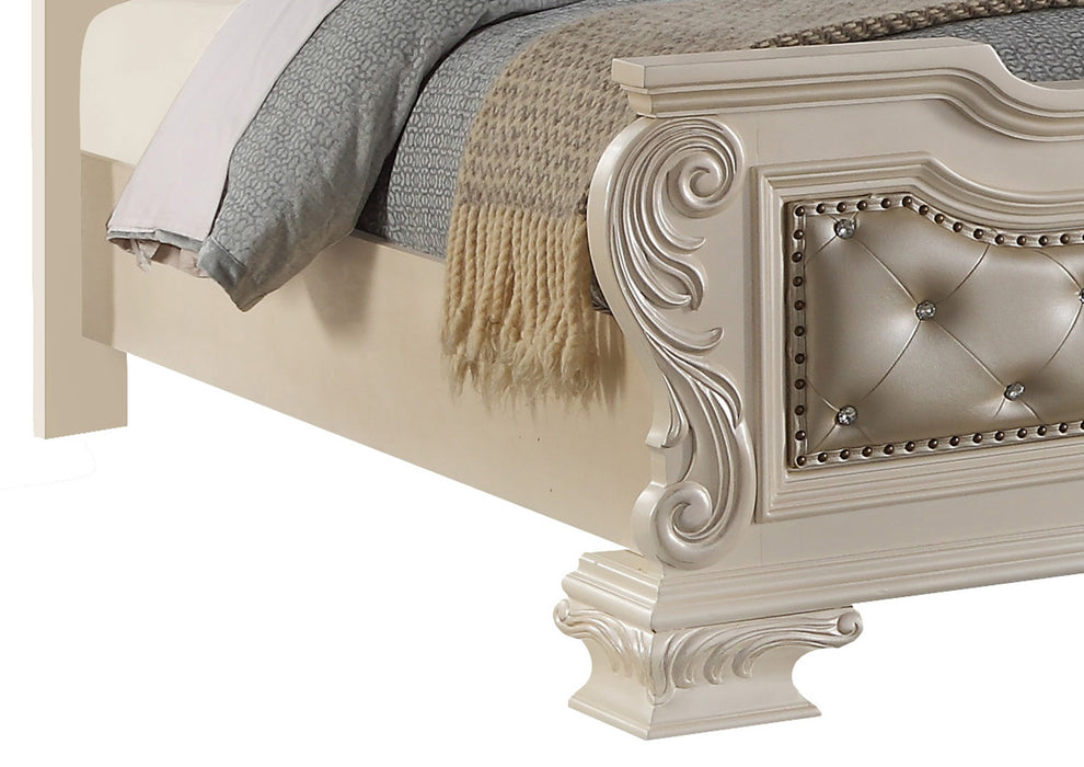 Victoria Traditional Style Queen Bed in Off-White finish Wood